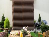 Jak urządzić taras w bloku. Meble tarasowe, donice ogrodowe, grill